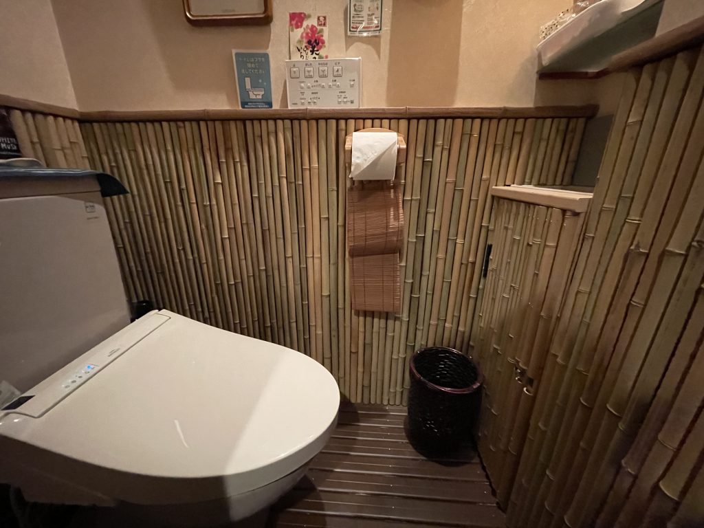 腰板　トイレ内装　北新地